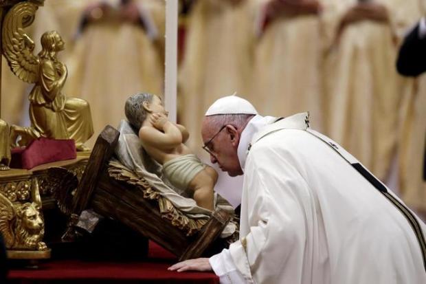 Nativity_Pope kissing baby Jesus